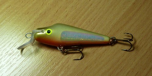 Экс. малёк - 1.JPG (247.57 КБ) 882 просмотра Абаши - чуть огружен. Первый раз прилепил наклейку - голограмму... Закамуфлировать не получилось, зато в воде отражает свет - как надо!