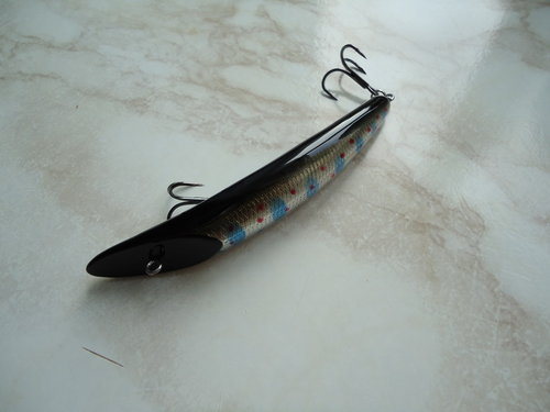 DSC12.jpg (110.54 КБ) 1661 просмотр Идея не моя. Очень давно хотел сделать. Бальза. 80 мм. 5 грамм. В следующий раз посильнее "загну", а петлю переднюю немного подниму.