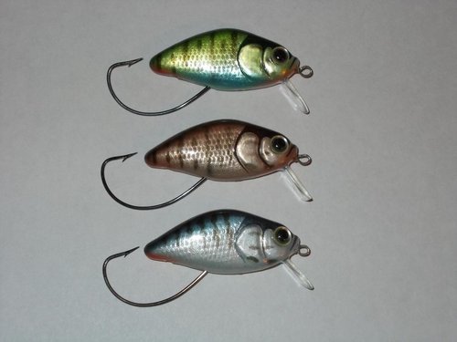 DSCN0359.JPG (61.5 КБ) 1336 просмотров пвх, 55 мм, плавающий, игра на равномерной проводке- средняя частота и амплитуда, а при коротких рывках идет по поверхности елочкой немного булькая.