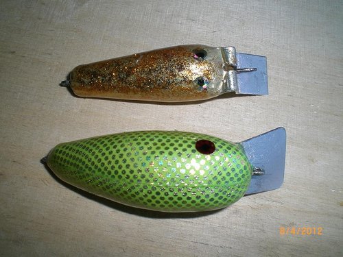 CIMG5401-m.JPG (144.34 КБ) 754 просмотра на зеленом использована парча - мне понравилось, полоса на спине - место стыка. <br />на головастике - перламутр-белый, спина- коричневые и золотые блестки