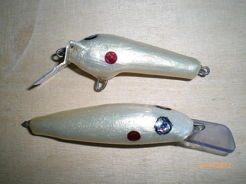 CIMG5404-m.JPG (132.58 КБ) 754 просмотра оба без груза, малый/головастик - 55мм 5,5гр, большой - 65мм 5гр. оба - белый-перламутр, у меня в прошлом году этот цвет неплохо работал. пятна - голографическая пленка, глза тоже