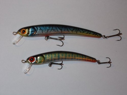 DSCN0444.JPG (54.02 КБ) 899 просмотров Пвх, 120 и 100 мм, система заброса, плавающие, игра средняя амплитуда и частота при небольших заваливаниях из-за изгиба корпуса, по твитчу верхнего пока не понял- нужна большая вода для подбора проводки (ему нужны длинные рывки), а нижний при рывках чем-то напоминает кривулину bent minnow.