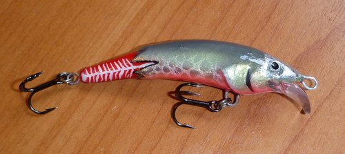 P1060541.JPG (348.5 КБ) 1083 просмотра Бальса. Выкладываю, что бы похихикали. При его изготовлении изменил привычную технологию, за что и приобрёл геморрой до самого финиша. Задумывал "шедевральный воблер", а получился уродец... В завершение всех проблем - опустив в LV-1, отошёл глаз, начал его поправлять, поцарапал краску на голове, пришлось часть краски подчистить для симметрии, через липкий лак.... Вообщем приобрёл неоценимый опыт, а это результат...