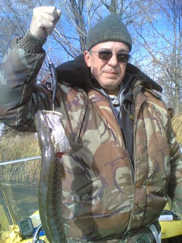 20102012(001).jpg (84.08 КБ) 2606 просмотров Верхний - 125 мм, абаши, плавающий. Нижнее 1.3 кг, мясо и кости, выныривающий. На заднем плане 180 см, довольный