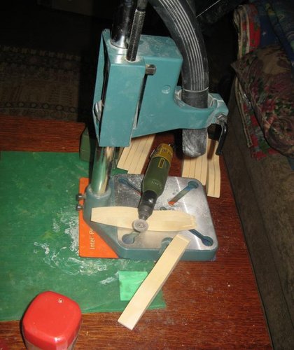 IMG_0012.JPG (65.98 КБ) 3435 просмотров Пропил под каркас. Микромот и пылесос.