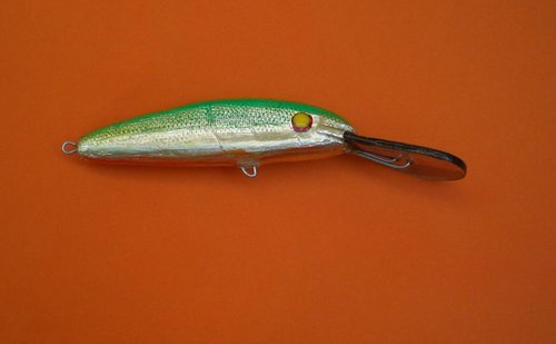 Glub.JPG (33.16 КБ) 1189 просмотров 7см, 4,3 гр, бальса, совсем чуть-чуть свинца (посередке между носом и нижней петлей) плавает