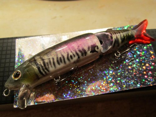 013.JPG (88.28 КБ) 1825 просмотров Пицел на трофейную щуку. Подарок другу на ДР