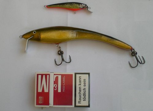 monstr-i sigrety.JPG (35.63 КБ) 988 просмотров бальса, 20см, 65гр, плавает. рядом стандартный 7см и пачка сигарет для сравнения