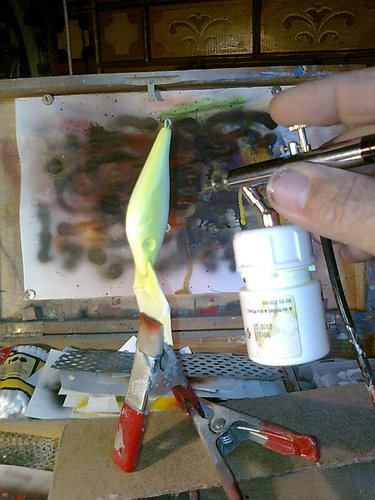 Изображение 967.jpg (126.05 КБ) 48348 просмотров Сначало красим весь воблер белой краской, затем бока кислотной-жёлтой