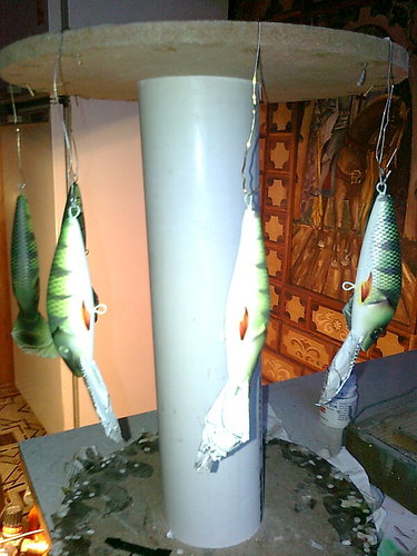 Изображение 979.jpg (117.39 КБ) 47887 просмотров красим белой или серебрянной краской животик, при помощи трафаретов красим плавнички, кончики жаберных крышек....