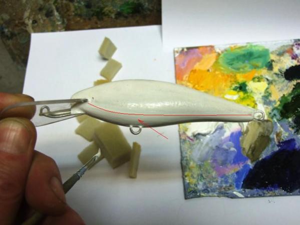 наносим кисточкой белую краску на живот