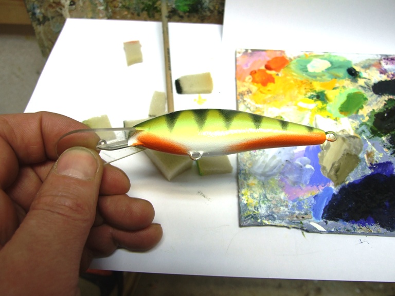 ярко красной мажем подбородок и хвостовую часть, осторожно, практически без давления поролоном тыкаем