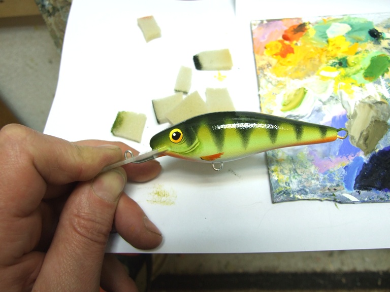 поролон больше не нужен. берем кисточку и рисуем глаза, плавники и все остальное по желанию и способностям