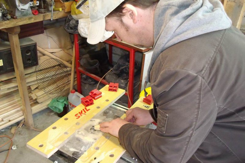 Resize of DSCF1016.JPG (109.29 КБ) 2785 просмотров удаляем оригинальную пластину с рабочей поверхности и делаем новую из куска листового текстолита, алюминия, или как у меня из оргстекла, в центре сверлим отверстие чуть больше диаметра самой большой вашей фрезы, закрепляем в верстаке или любой столешнице.