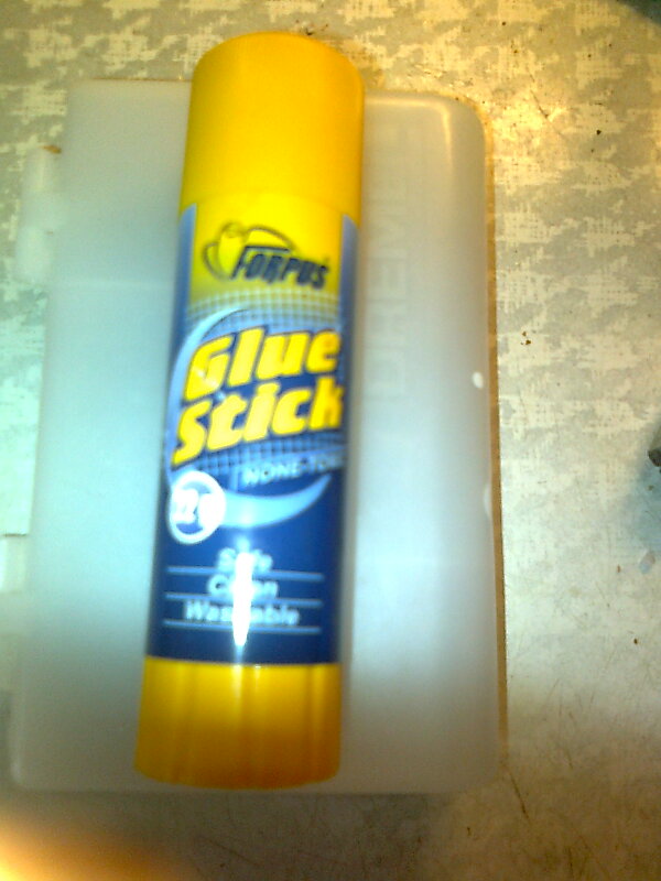 этот из канцтоваров, фольгу клеит, ленту непробовал